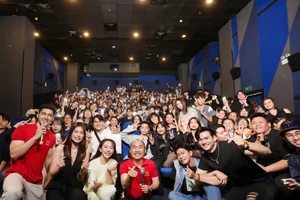 'Nụ hôn bạc tỷ' nhường ngôi vương phòng vé ngày cho 'Nhà gia tiên' 