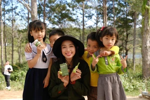 Hoa hậu Thùy Tiên xin lỗi về vụ quảng cáo kẹo rau củ Kera