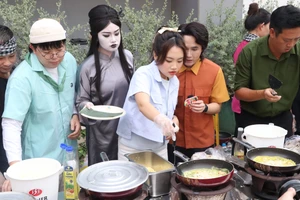 Huỳnh Lập, Phương Mỹ Chi đổ bánh xèo phục vụ hàng trăm khán giả ra rạp xem 'Nhà gia tiên'