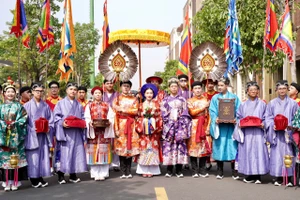 Hàng ngàn người mặc trang phục truyền thống xác lập kỷ lục Guinness 