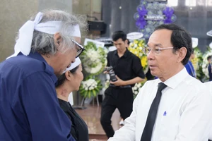 Bí thư Thành uỷ Nguyễn Văn Nên cùng lãnh đạo TP.HCM viếng nhạc sĩ Lư Nhất Vũ