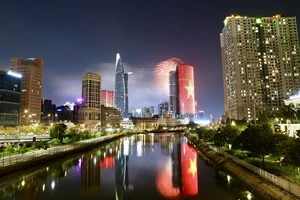 Mãn nhãn với màn bắn pháo hoa trên bầu trời TP.HCM