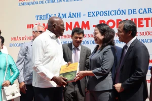 Khai mạc triển lãm ảnh 'Vì Việt Nam - Por Vietnam'