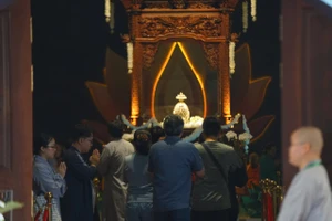 Kéo dài thời gian chiêm bái xá lợi Đức Phật đến nửa đêm 7-5