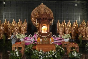 Xá lợi Đức Phật đã về đến núi Bà Đen, người dân chiêm bái từ chiều 8-5