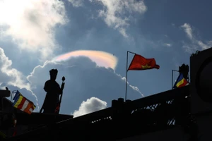 Mây ngũ sắc tiếp tục xuất hiện trên núi Bà Đen ngay sau lễ rước xá lợi Đức Phật