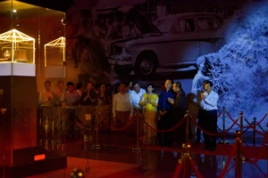 Phó thủ tướng Mai Văn Chính chiêm bái xá lợi Đức Phật tại Việt Nam Quốc Tự