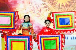 NSƯT Trinh Trinh cùng các nghệ sĩ giúp học sinh thêm hiểu sử Việt qua các vở diễn lịch sử