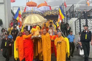 Sáng nay, xá lợi Đức Phật được cung rước rời núi Bà Đen