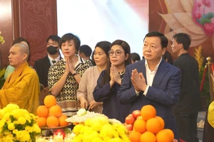 Phó Thủ tướng Trần Hồng Hà chiêm bái xá lợi Đức Phật tại chùa Quán Sứ