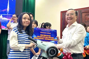 Tặng 50 xe máy điện cho học sinh, sinh viên vượt khó và hiếu học