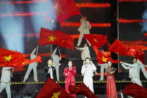 Mỹ Tâm, Đen Vâu khuấy động phố đi bộ trong đêm gala 'Vinh quang Công an nhân dân Việt Nam'