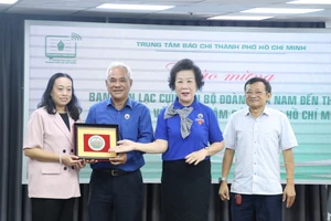 Ban liên lạc cựu cán bộ Đoàn phía Nam thăm Trung tâm Báo chí TP.HCM