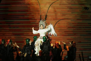 'Em xinh say hi': Phương Mỹ Chi hát bội, Orange khóc trên sân khấu