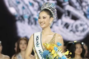 Nguyễn Hoàng Phương Linh đăng quang Hoa hậu hoàn vũ Việt Nam 2025