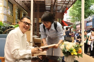 NSƯT Hữu Châu ra mắt sách, bày tỏ lòng biết ơn đối với gia tộc mình