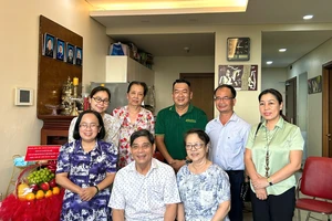 Lãnh đạo TP.HCM thăm và tri ân văn nghệ sĩ tiêu biểu