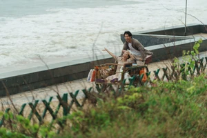 Phim 'Mang mẹ đi bỏ' cán mốc 100 tỉ đồng, triển vọng cho phim hợp tác 