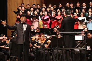 NSND Tạ Minh Tâm trình diễn tại đêm khai mạc ‘Giai điệu mùa thu’ lần thứ 14