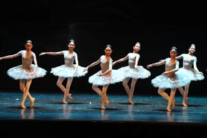 Nhà hát TP.HCM chật kín khán giả trong đêm công diễn trích đoạn vở 'Hồ thiên nga'