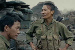 Phim Mưa đỏ vượt mốc 300 tỉ đồng, hiện tượng chưa từng có của dòng phim chiến tranh