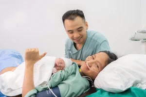 Hoa hậu H'Hen Niê sinh con đầu lòng, nhiếp ảnh gia Tuấn Khôi bật khóc cạnh bà xã