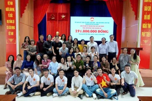 Văn nghệ sĩ TP.HCM hỗ trợ đồng bào bị ảnh hưởng bởi bão số 10 gần 300 triệu đồng