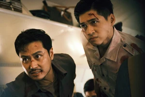 'Tử chiến trên không' vượt mốc 200 tỉ đồng