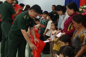 Tết trung thu đến với 350 trẻ khó khăn, con em chiến sĩ biên phòng Bình Châu