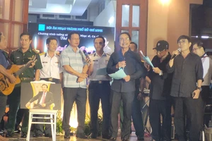 Thiếu tướng Nguyễn Hồng Sơn cùng các nghệ sĩ hát 'Nhánh lan rừng' tiễn nhạc sĩ Thế Hiển
