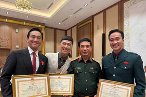 Đại tướng Phan Văn Giang tặng bằng khen của Bộ Quốc phòng cho ê-kíp phim 'Mưa đỏ'