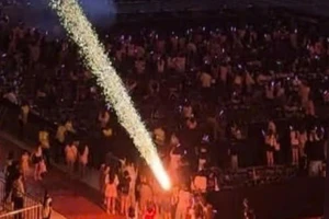 Ban tổ chức concert 'Em xinh say hi' xin lỗi sau sự cố pháo hoa bắn vào khán giả