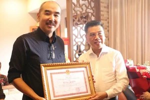 Lãnh đạo TP.HCM thăm và tặng bằng khen cho đạo diễn Bùi Thạc Chuyên