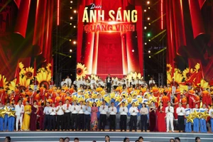 Hoành tráng chương trình 'Dưới ánh sáng quang vinh' chúc mừng thành công Đại hội đại biểu Đảng bộ TP.HCM