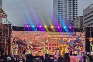 Ca sĩ Đông Hùng cùng hàng ngàn khán giả hát Quốc ca tại Lễ hội Việt Nam - TP.HCM ở Nhật Bản