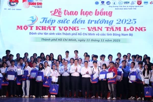 Hơn 20 tỉ đồng được Tuổi Trẻ 'Tiếp sức đến trường' cho 1.066 tân sinh viên