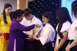 Quỹ học bổng Vừ A Dính khen thưởng 7 sinh viên tốt nghiệp loại giỏi 