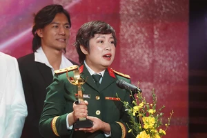 Chia sẻ của đạo diễn Đặng Thái Huyền khi 'Mưa đỏ' nhận Bông sen vàng 