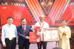 Nghệ sĩ nhiếp ảnh Nguyễn Á được trao kỷ lục 'Tôn vinh giá trị nội dung kỷ lục Việt Nam'