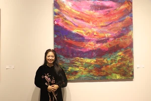 Nữ thiếu tá công an 'chữa lành' bản thân với triển lãm 'Những giọt nắng thầm thì'