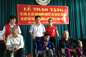 Trao 220 xe lăn, xe lắc tay cho người khuyết tật