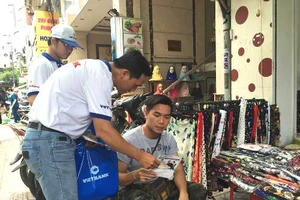 Hàng trăm nhân viên ngân hàng ra đường tiếp thị