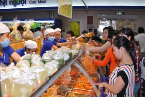 Dân Sài Gòn đi siêu thị đặt thịt kho tết