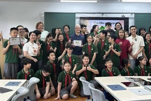 CEO của Apple đến thăm trường Ngôi Sao Hà Nội