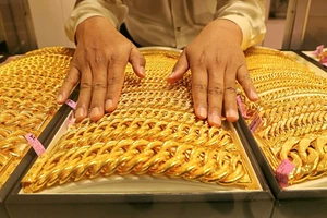 Nỗi lo vòng xoáy xung đột Trung Đông đẩy giá vàng về lại mốc 2.400USD/ounce