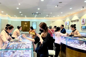 Giá vàng thế giới tăng vọt lên sát ngưỡng cao chưa từng thấy 