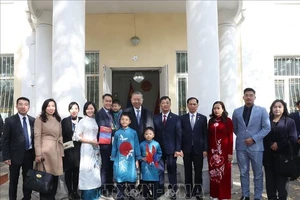 Tổng Bí thư, Chủ tịch nước Tô Lâm gặp gỡ cộng đồng người Việt tại Mông Cổ ở Đại sứ quán