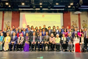 Bà con người Việt tại Pháp mong được cấp CCCD, có thêm quốc tịch Việt Nam