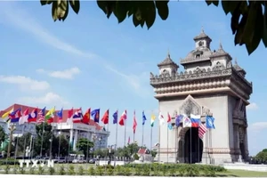 Thủ tướng Chính phủ lên đường dự Hội nghị Cấp cao ASEAN lần thứ 44, 45 tại Lào