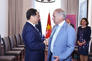 Phó Thủ tướng, Bộ trưởng Ngoại giao Bùi Thanh Sơn gặp Bộ trưởng Thương mại và Du lịch Australia 
